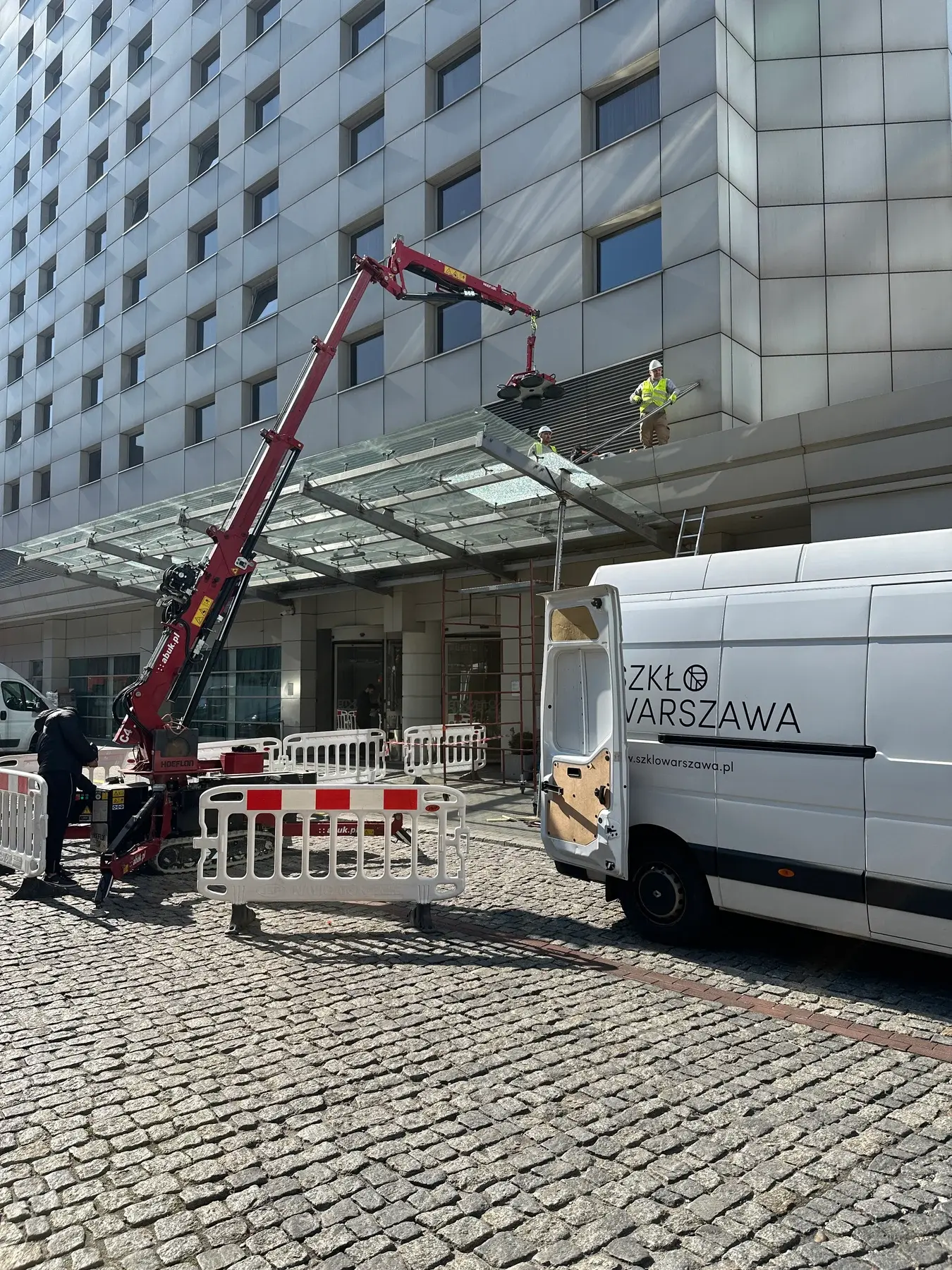 Serwis szklanego zadaszenia przed wejściem do obiektu