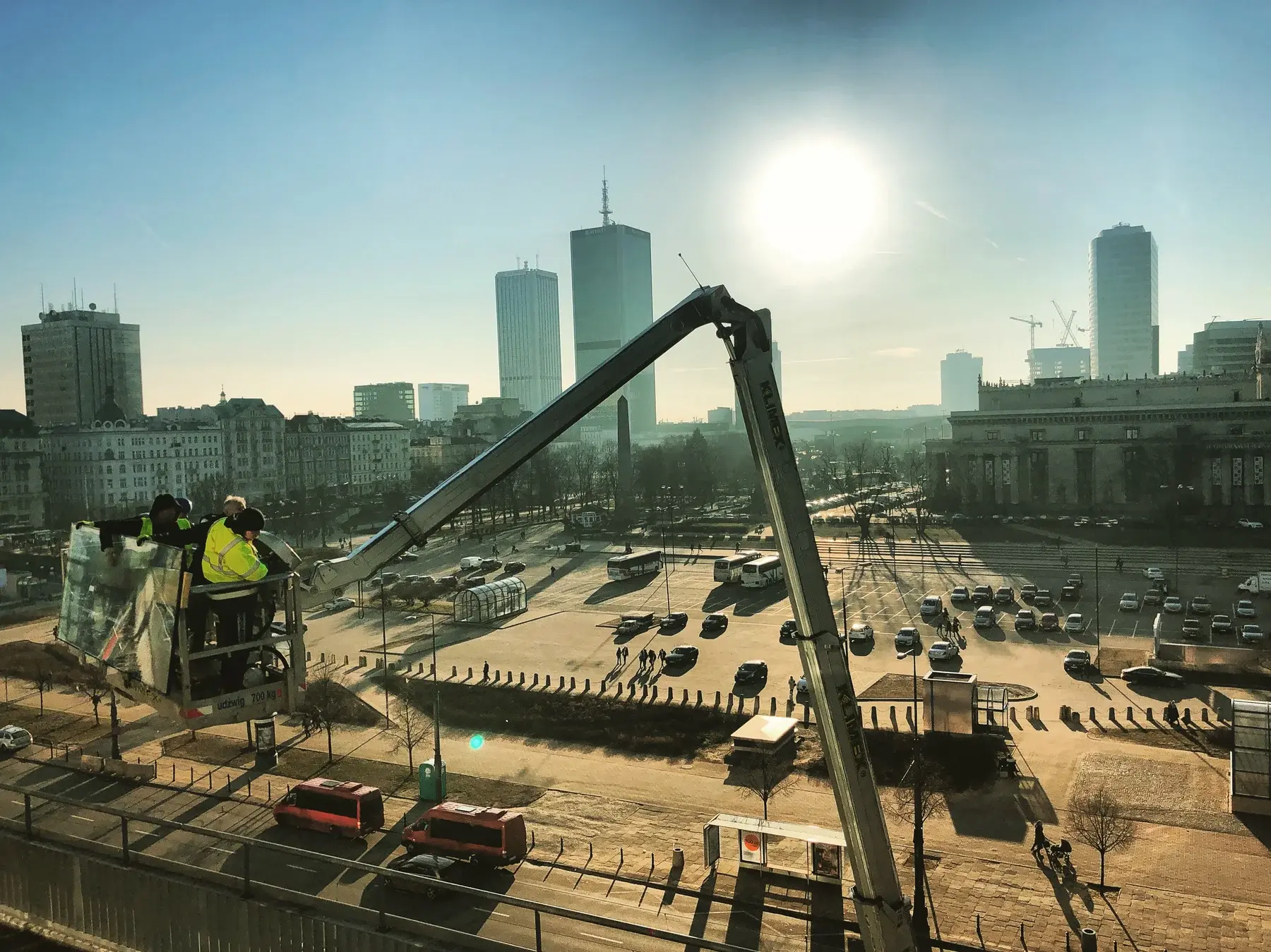 Serwis szkła na dachu z panoramą Warszawy w tle