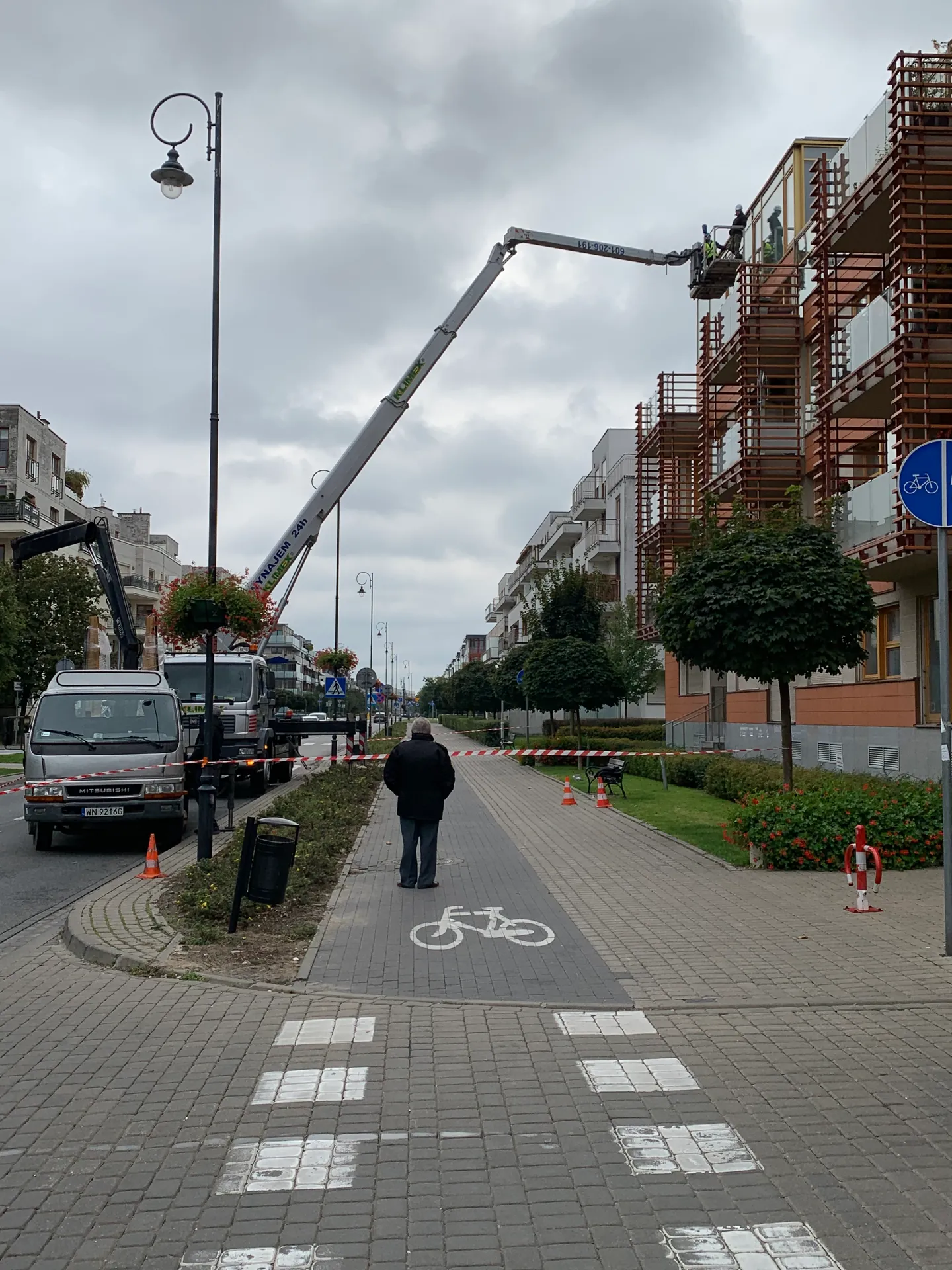 Podnośnik przy elewacji budynku wzdłuż miejskiej ulicy