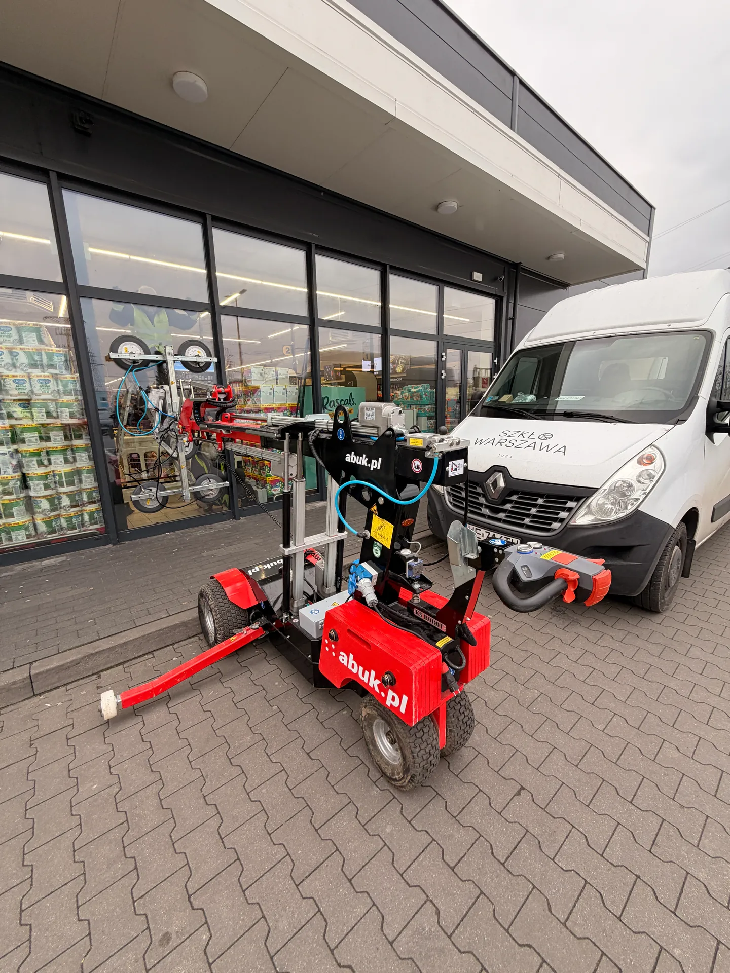 Robot do montażu szyb przed witryną sklepową