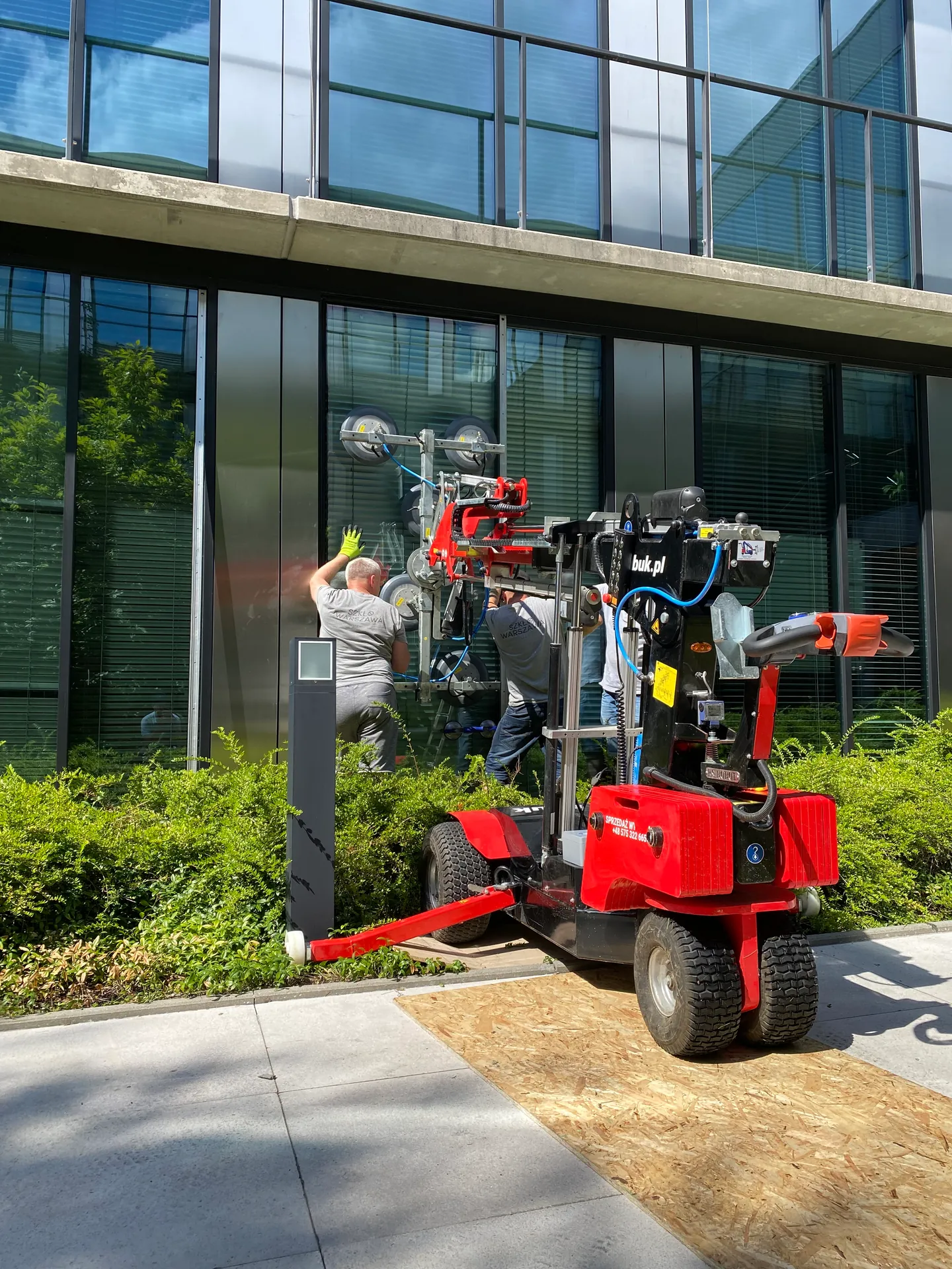 Robot do szkła i ekipa przy przeszkleniach parteru biurowca
