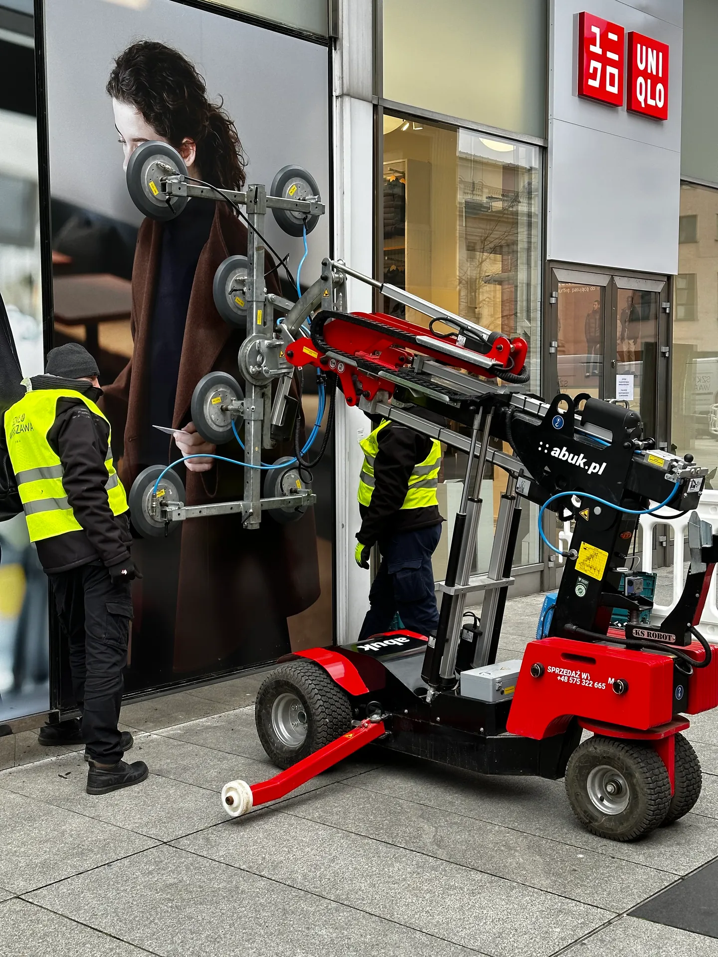 Robot z przyssawkami podczas serwisu witryny sklepu Uniqlo