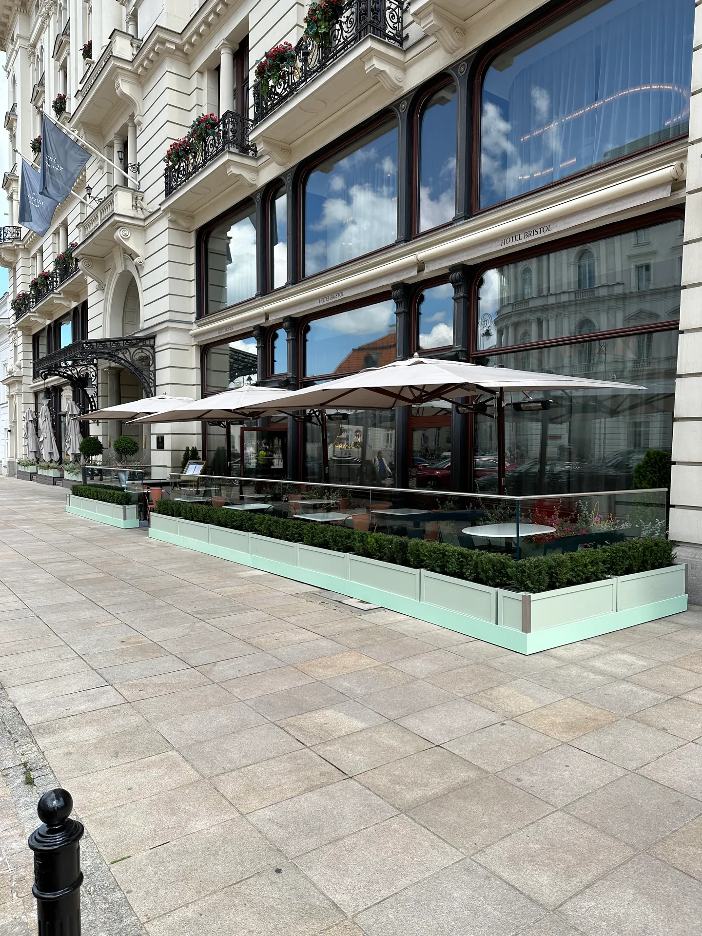 Szklane osłony ogródka restauracyjnego przy kamienicy