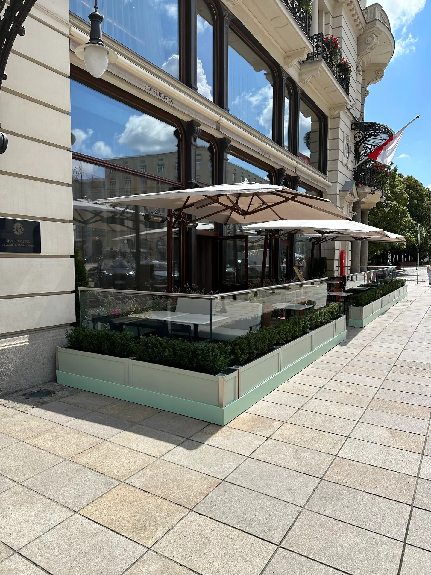 Szklane osłony wokół tarasu restauracji
