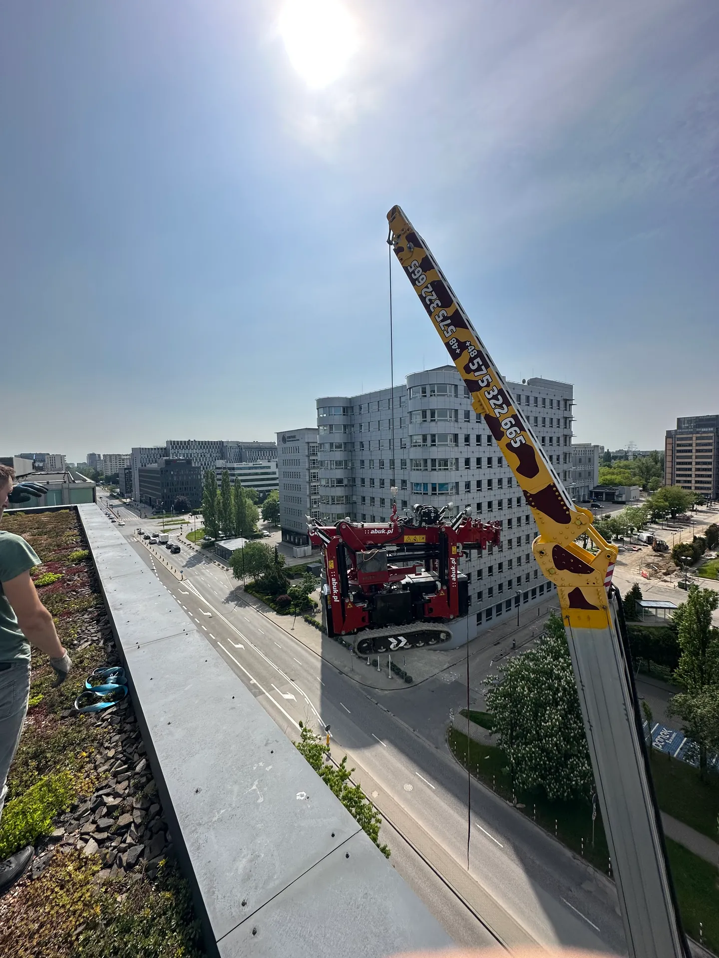 Transport mini żurawia dźwigiem na dach budynku