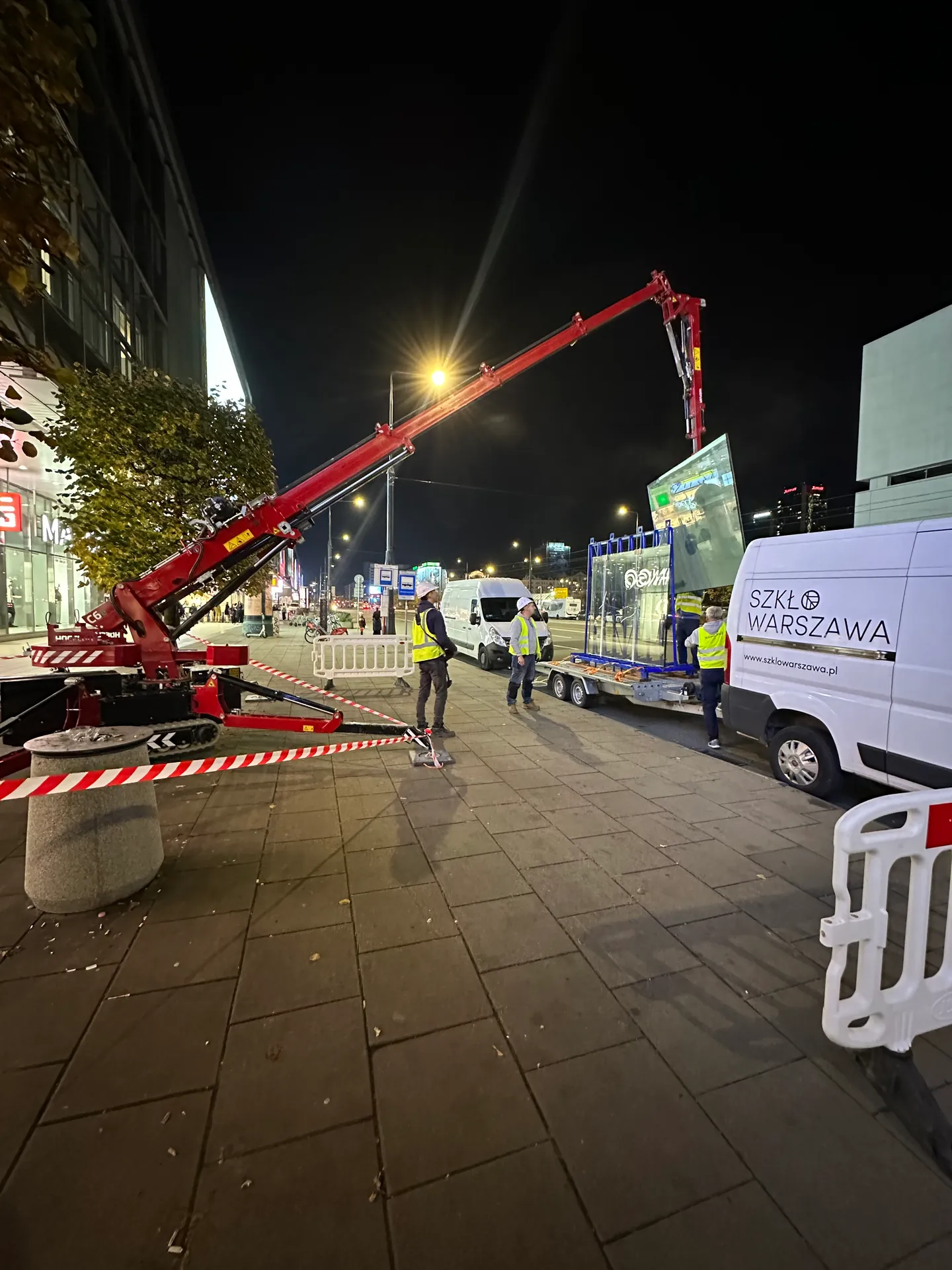 Transport wielkoformatowej szyby mini żurawiem podczas nocnego serwisu
