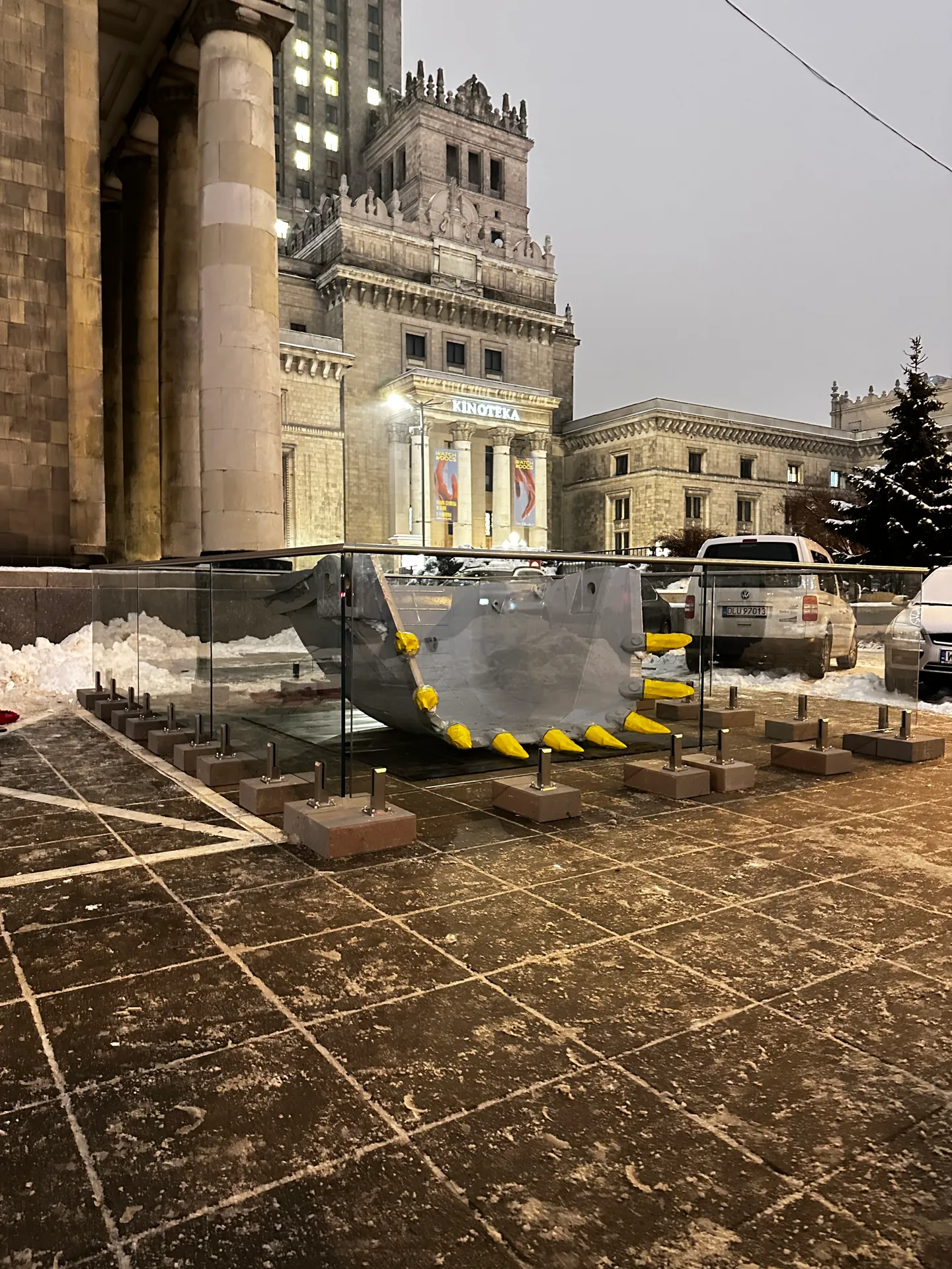Wymiana szkła balustrady z przyssawkami przed Pałacem Kultury i Nauki